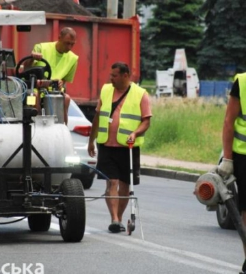 Задля безпеки водіїв та пішоходів: у Дніпрі продовжують відновлювати дорожню розмітку