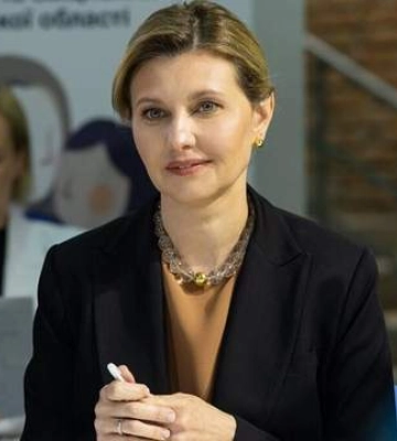 У жакеті та з намистом: Олена Зеленська захопила діловим образом на круглому столі в Харкові