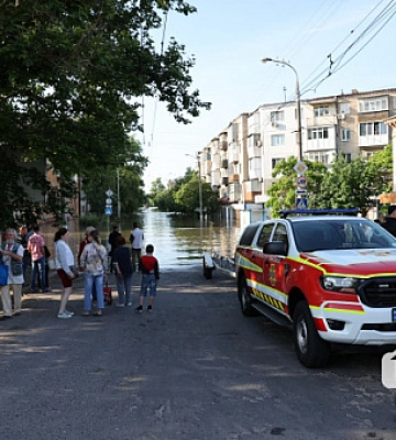 Рятувальники з Дніпропетровщини допомагають евакуюватися мешканцям Херсонської області