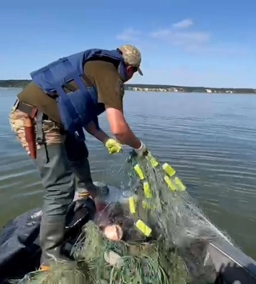 З водосховища на Полтавщині дістали два км сіток з рибою