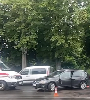 Усе в крові: у Луцьку на Відродження легковик збив молоду дівчину