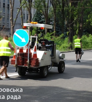 Як у Дніпрі відновлюють дорожню розмітку