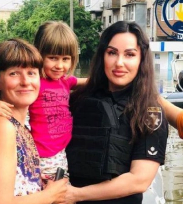 Поліцейські врятували з даху будинку в Олешках жінку з двома дітьми