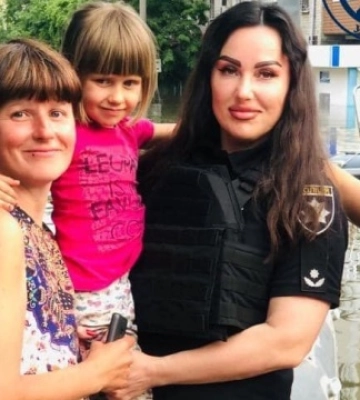 З Олешок вдалося вивезти жінку з дітьми, які рятувалися від води на даху будинку - Нацполіція