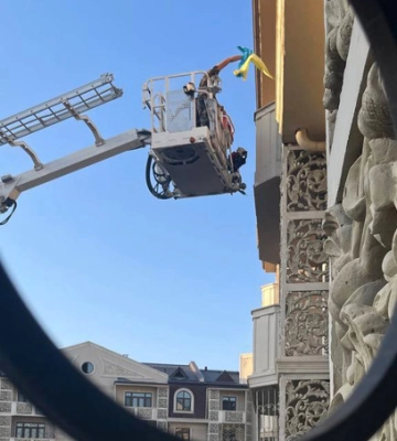 В узбекській столиці спецтехнікою знімали український прапор з балкону, де він провисів з минулого року