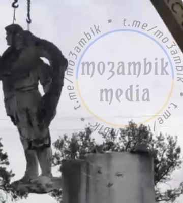 На Полтавщині знесли радянський пам&#039;ятник «робітнику і робітниці»