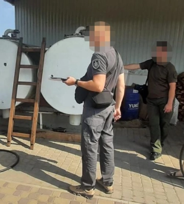 Полковник ДСНС облаштував АЗС на території свого розкішного маєтку на березі Дніпра