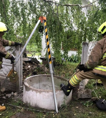 У селі на Рівненщині жінка впала у 12-метровий колодязь і загинула