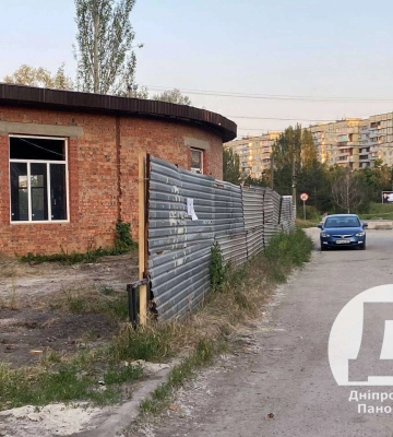 У Дніпрі на Перемозі демонтували незаконний паркан біля коси