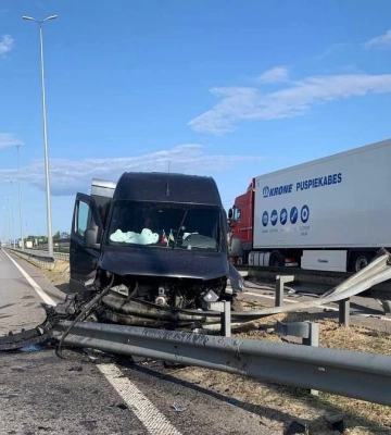 Заснув за кермом: на Київщині мікроавтобус врізався у відбійник (ФОТО)