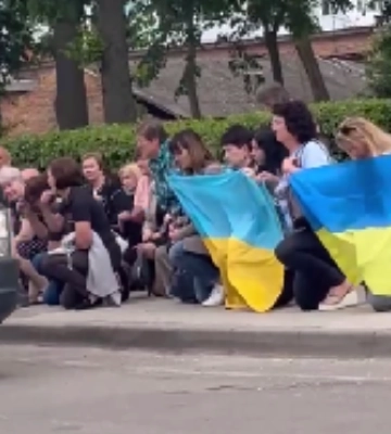 До останнього подиху захищав Україну: на Волині навколішки, з прапорами та з квітами прощаються із Героєм Андрієм Киричиком
