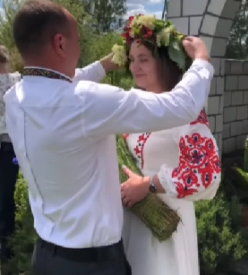 Придане на підводі і хустка для майбутньої невістки: показали, як сватаються у місті на Волині. Відео