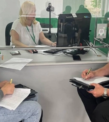 В один із сервісних центрів МВС звернулися одразу дві особи з підробними посвідченнями водія