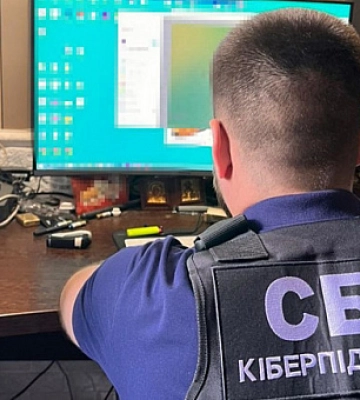 Паспорти, дипломи, водійські права: у Києві викрили підпільний цех з підробки документів