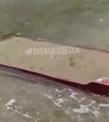 В Одесу припливають меблі та частини будинків з Херсонщини