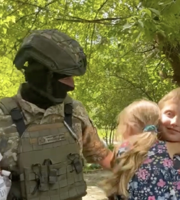 Дивовижний порятунок. Родина, яку ЗСУ евакуювали з даху будинку в окупованих Олешках, розповіла, як це було