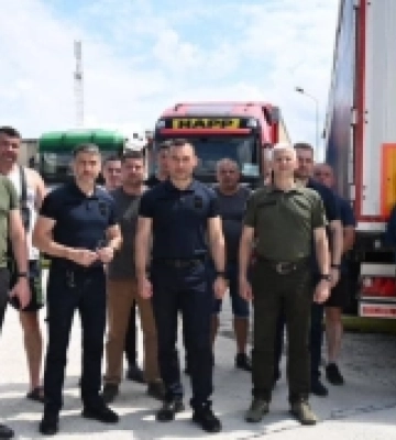 Перша колона вантажівок з гуманітарною допомогою від Закарпаття вирушила на Херсонщину