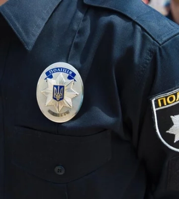 У Дніпрі патрульні допомогли дістатися додому маленькому хлопчику, що загубився