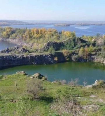 Зелені очі, оточені скелями. Де на Дніпропетровщині знаходяться два неймовірні штучні озера