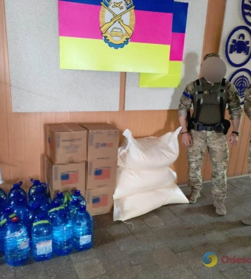 Одесские полицейские под обстрелами эвакуируют жителей Херсонской области