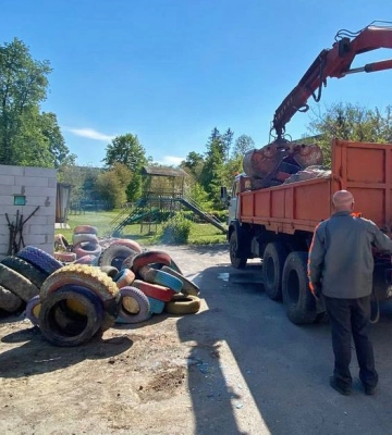 Демонтаж шин з дитсадків Луцької громади: де зібрали найбільше