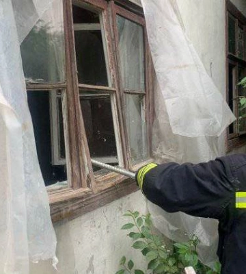 Потребувала меддопомоги: у Луцьку рятувальники визволили жінку з зачиненого помешкання