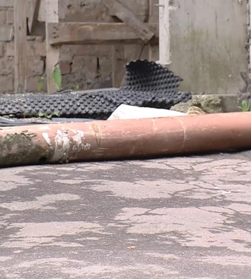 Аварійна служба та правоохоронці: як мешканці будинку в Рівному вирішували проблему з проривом труби (ВІДЕО)