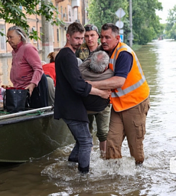 Фоторепортаж: як херсонці рятуються із підтоплених будинків