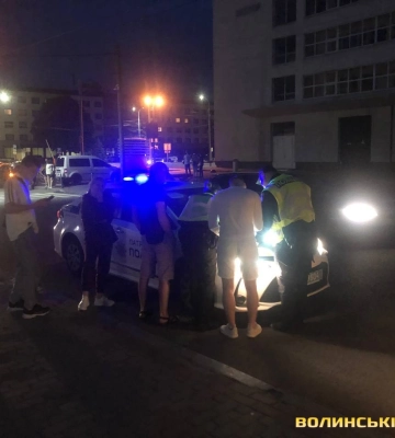 Водій був п&#039;яний: у Луцьку бус зніс паркан та влетів у подвір’я 