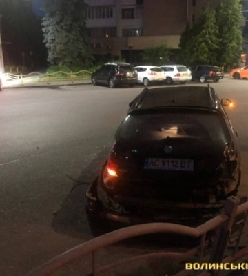 Водій був п&#039;яний: у Луцьку бус зніс паркан та влетів у подвір’я 