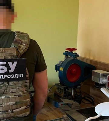 У Києві викрили підпільний “ЦНАП”, який продавав фальшиві документи: клієнтами були ухилянти та хакери (ФОТО)