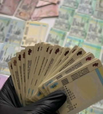 У Києві викрили підпільний цех, який штампував фальшиві документи