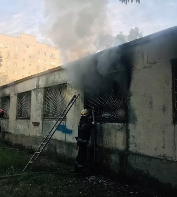 У Дніпрі на Коробова загорілася покинула будівля