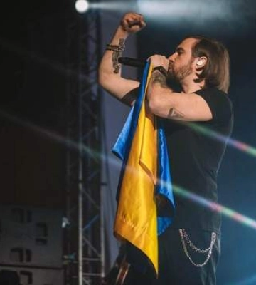Лідер БЕЗ ОБМЕЖЕНЬ шокував сумою, яку зібрали для ЗСУ, та прокоментував правила виїзду артистів