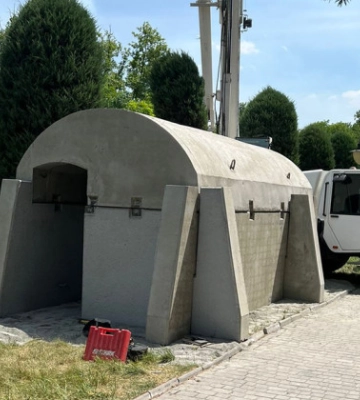 Біля Херсонського міського суду встановлено мобільні укриття: фото