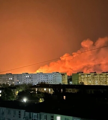 В Бердянске прогремел взрыв и начался масштабный пожар: фото, видео