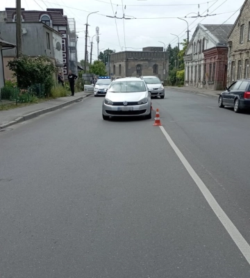 Раптово вибігла на дорогу: у Луцьку водій збив 12-річну дівчинку, вона у лікарні