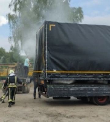 На Любомльщині загорілася вантажівка з деревним вугіллям