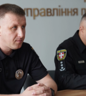 Бус перекинувся на бік: поліція прокоментувала обставини ДТП у Луцьку (ФОТО)
