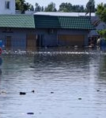 На Херсонщині велика вода спадає, евакуація людей і тварин триває