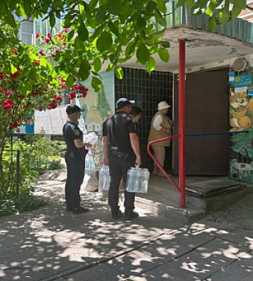На Дніпропетровщині поліцейські розвозять питну воду людям