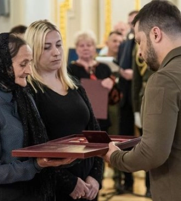 «Раптово повернувся з-за кордону і став танкістом»: рідні Героя України з Волині Олега Свинчука отримали його посмертну нагороду