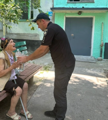 На Дніпропетровщині поліцейські розвозять питну воду людям