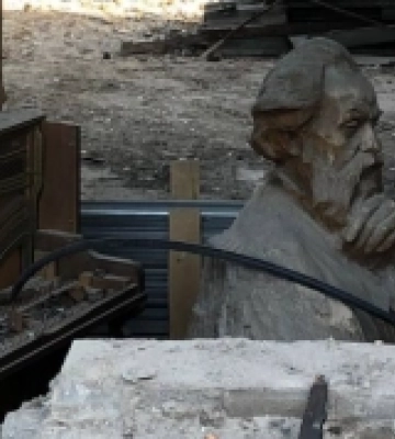 У Маріуполі загарбники викинули у сміття бюст художника Куїнджі