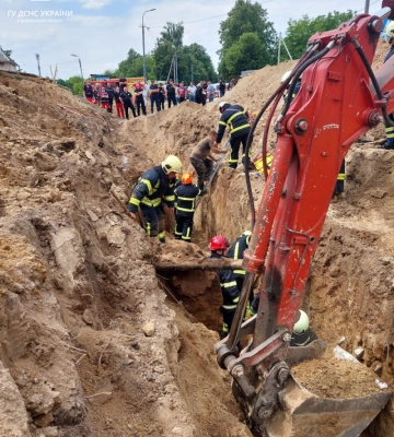 У Луцьку обвалилася траншея: двох чоловіків засипало землею