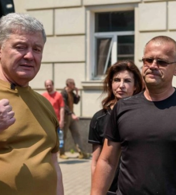 Порошенко привіз у Херсон більше ста тон допомоги – воду, харчі, човни, генератори, помпи та корм для тварин
