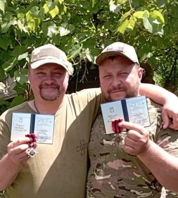 Двох захисників із Черкащини відзначили “Золотим хрестом”