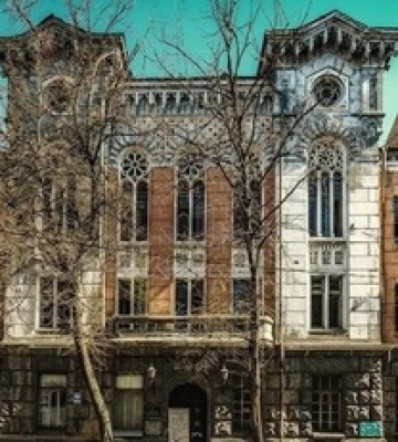 Колись там оперував сам Амосов: в центрі Києва пустує історична будівля колишньої лікарні. Фото