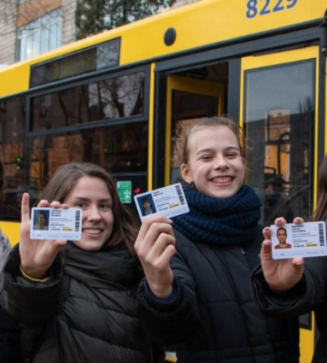 В одній з областей України школярі-переселенці можуть отримати картки для безоплатного проїзду