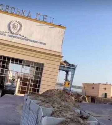 Каховська ГЕС майже повністю пішла під воду (відео)